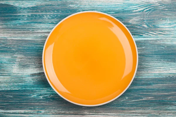 Empty plate over wooden table — Stock Photo, Image