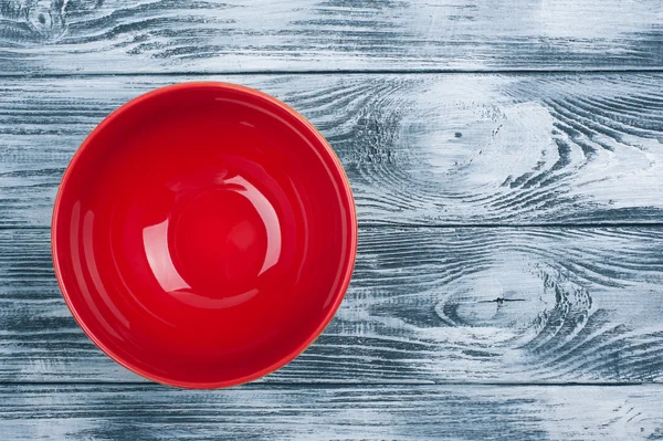 Leeg bord over de houten tafel — Stockfoto