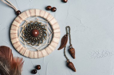 Rüya yakalayıcı tüyler ve boncuk