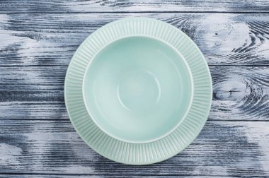 Ahşap masa üzerinde boş mavi tabak