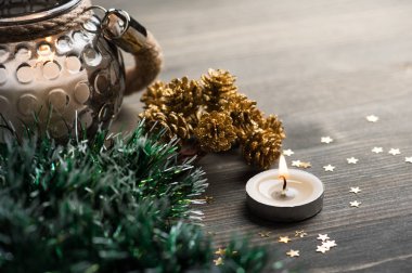 Noel ayar altın çam, yanan mumlar ve yıldız ile