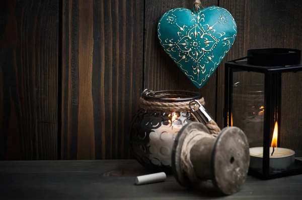 Linternas con velas encendidas y corazón —  Fotos de Stock