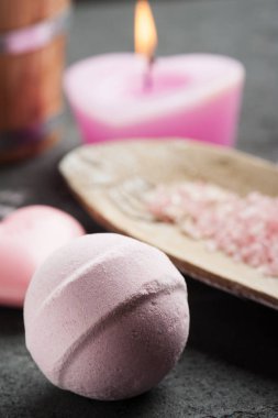 banyo bomba closeup pembe yanan mum ile