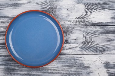 Ahşap arka plan boş mavi plaka 