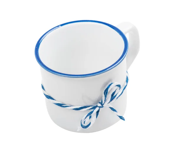 Tazza rustica in ceramica bianca blu isolata — Foto Stock