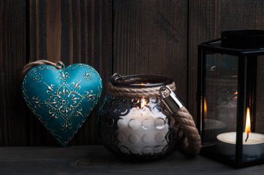 Yanan mumlar ve kalp ile fener