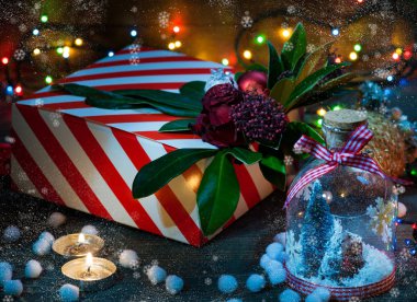 Noel hediye kutusu ile Noel süsleri