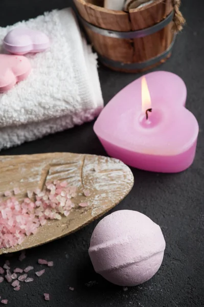 Badebombe Nahaufnahme mit rosa brennender Kerze — Stockfoto