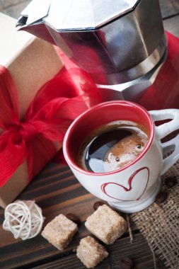 kahve, kırmızı kurdele, esmer şeker ile hediye