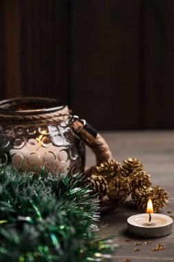 Noel ayar altın çam, yanan mumlar ve yıldız ile