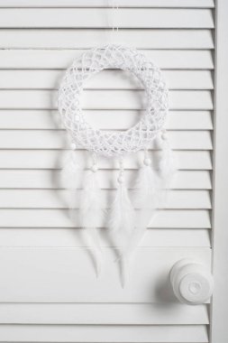 Beyaz tüylü düş kapanı