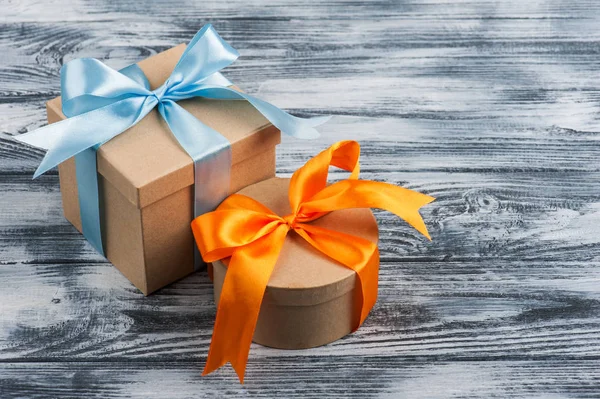 Arco azul y naranja con cajas de regalo hechas a mano — Foto de Stock