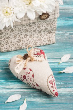 Tekstil kalp ve buket çiçek kaba keten çanta içinde