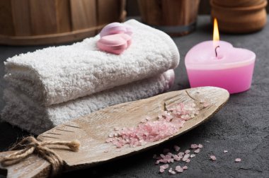 banyo bomba closeup pembe yanan mum ile