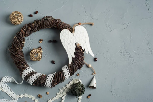 Decoración de Navidad con anillo de mimbre, cordones, alas de ángel —  Fotos de Stock