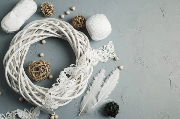 Juldekoration med flätade ringen, snören — Stockfoto