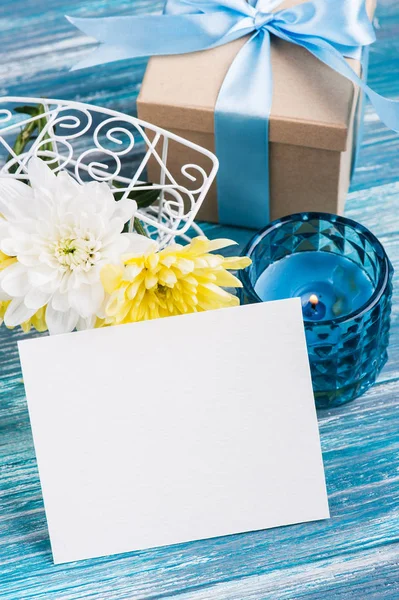 Witte en gele chrysant in een pot — Stockfoto