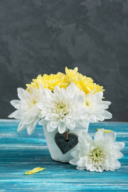 Bir tencerede beyaz ve sarı krizantem
