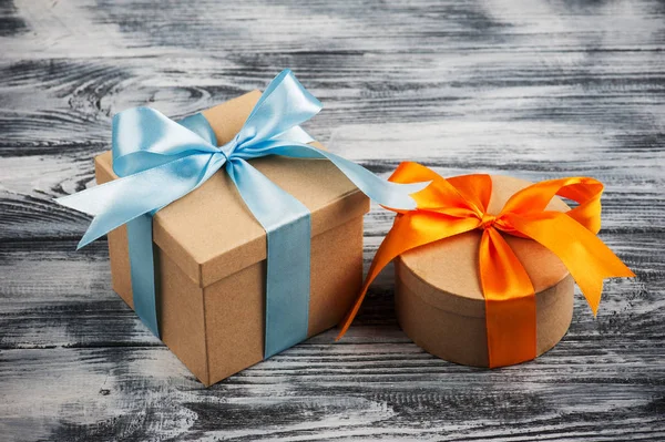 Blaue und orangefarbene Schleife mit handgefertigten Geschenkboxen — Stockfoto