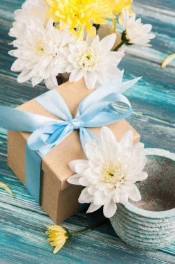 Bir tencerede beyaz ve sarı krizantem