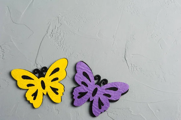 Фиолетовые и желтые текстильные бабочки — стоковое фото