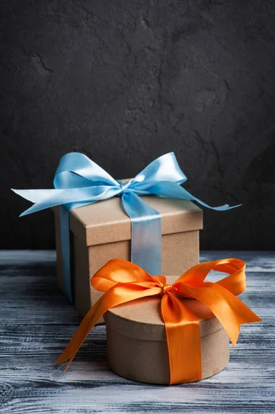 Blaue und orangefarbene Schleife mit handgefertigten Geschenkboxen — Stockfoto