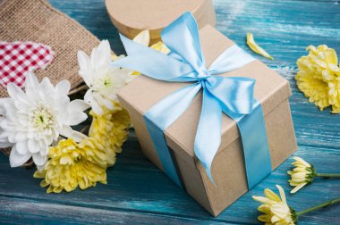 Beyaz ve sarı krizantem