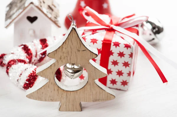 Weihnachtsbaum aus Holz mit Glocke — Stockfoto