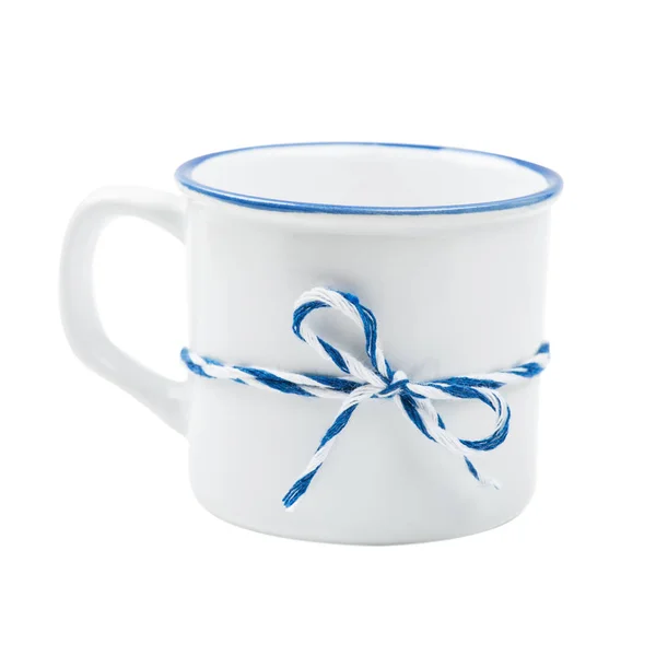 Taza rústica de cerámica blanca azul aislada — Foto de Stock