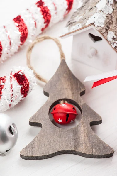 Weihnachtsbaum aus Holz mit Glocke — Stockfoto