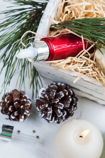 Produtos de beleza e cosméticos com decoração de Natal — Fotografia de Stock