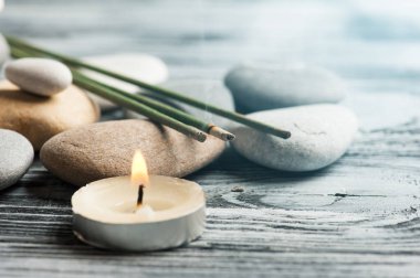 Aroma ve sopalarla, çakıl mum yaktı