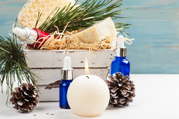 Produtos de beleza e cosméticos com decoração de Natal — Fotografia de Stock