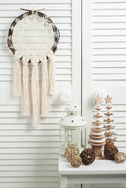 Rustika wicker dream catcher med beige trådar — Stockfoto