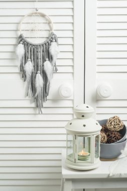 Gri rüya yakalayıcı ile pamuk iplik