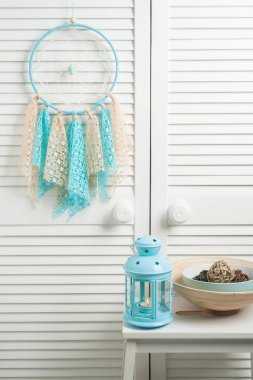 Tığ işi altlıkları ile mavi bej rüya yakalayıcı