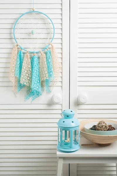 Attrape-rêves bleu beige avec napperons au crochet — Photo