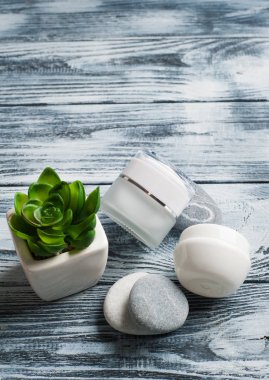 Kozmetik Şişeler, taşlar ile Spa arka plan 