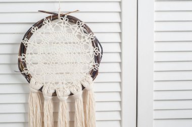 Rustik hasır rüya yakalayıcı bej konu ile