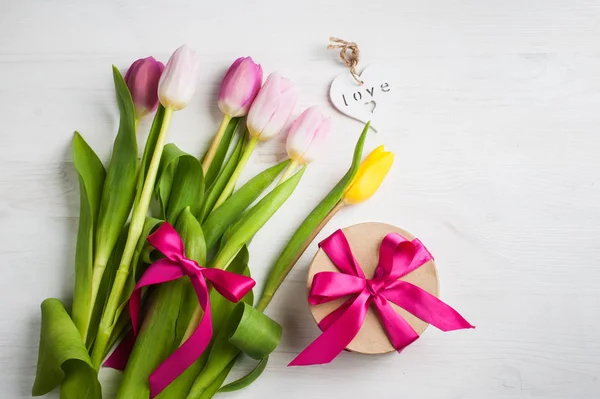 Rojo rosa tulipanes amarillos y caja de regalo con cinta roja —  Fotos de Stock
