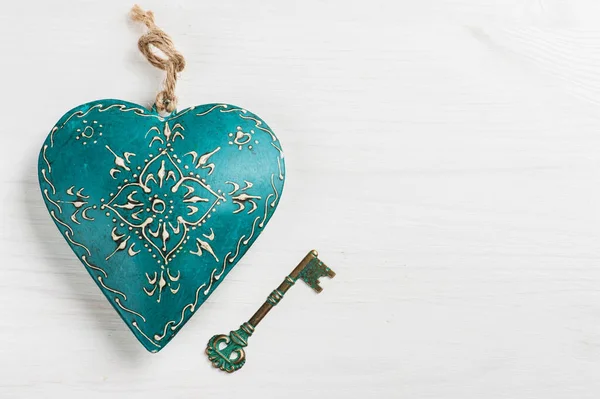 Coração azul verde e chave — Fotografia de Stock