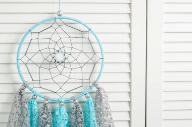 Mavi gri rüya yakalayıcı ile tığ işi altlıkları