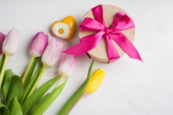 Tulipas vermelhas amarelas e caixa de presente com fita vermelha — Fotografia de Stock