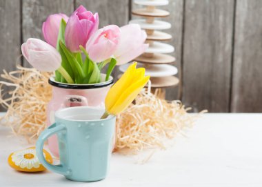 rustik ahşap zemin üzerine pembe sarı laleler