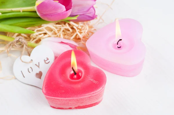 빨강 핑크 하트 촛불와 튤립 — 스톡 사진