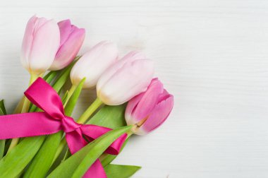 Kırmızı kurdele ile kırmızı Pembe Lale