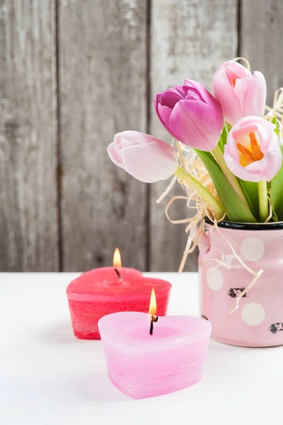Червоні рожеві серцеві свічки і тюльпани — стокове фото