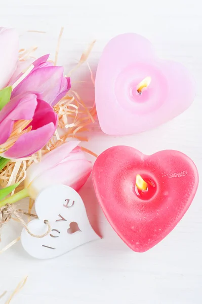 Corazón rojo rosa velas y tulipanes —  Fotos de Stock
