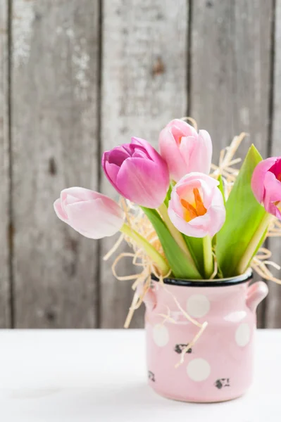 Tulipes roses rouges sur fond rustique — Photo