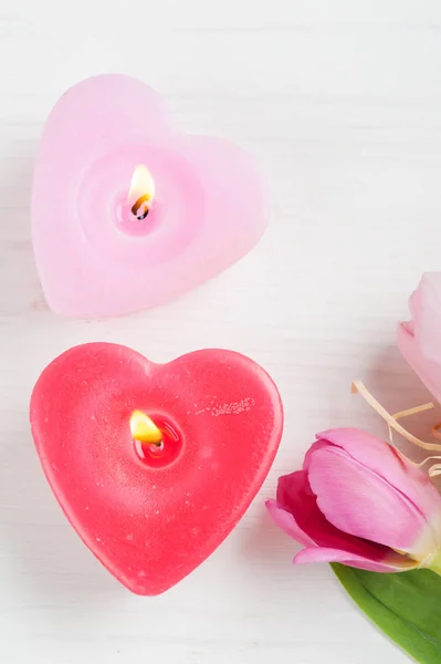 Красные розовые свечи и тюльпаны — стоковое фото